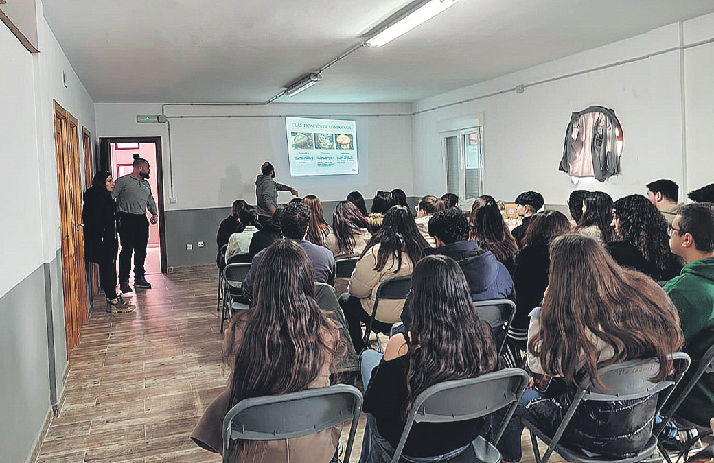 Estudiantes del IES Pérez Comendador de Plasencia visitan empresas de la industria alimentaria en la comarca